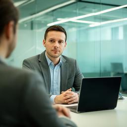 Specialista HR uomo in uno spazio di lavoro tecnologico durante un colloquio